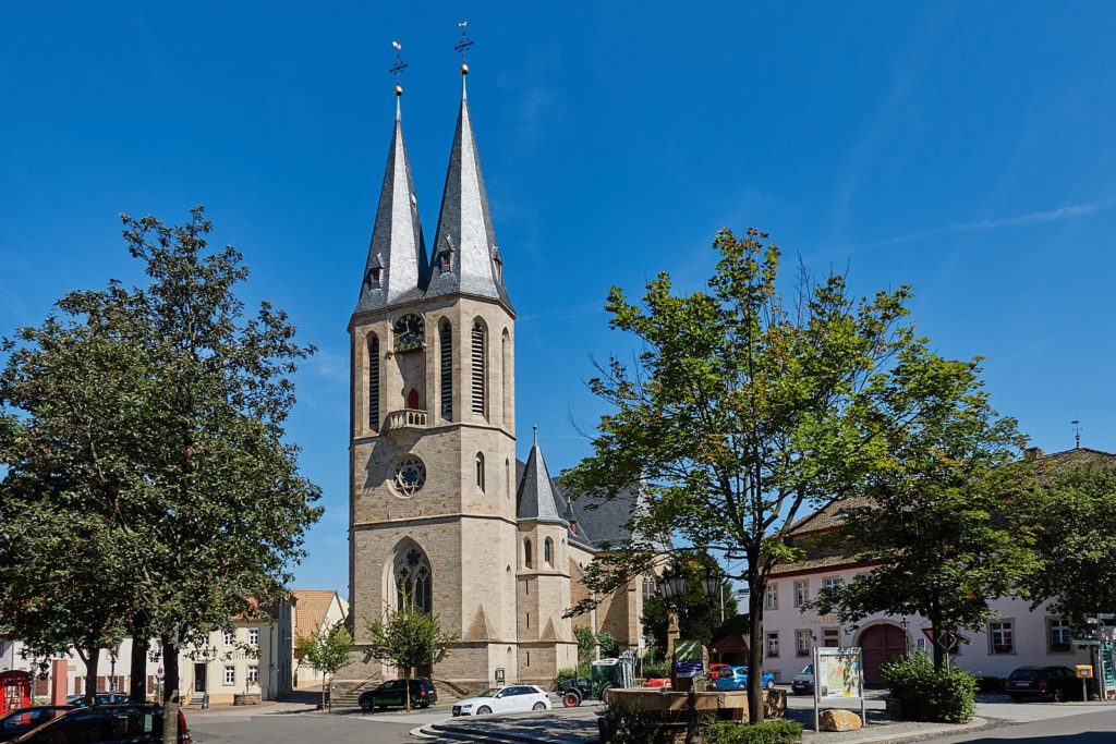 Praça do mercado e igreja protestante em Flonheim