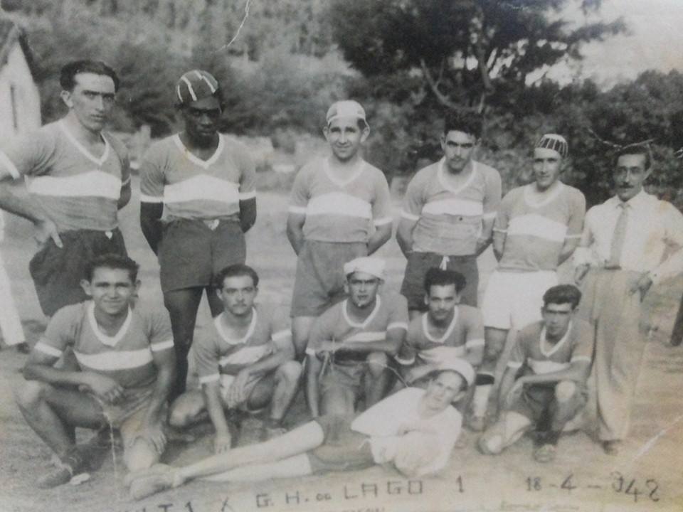Joaquim Fischer (deitado à frente) no time de futebol de Lindóia, em 1942